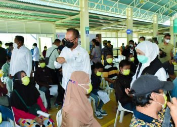 Ditemani Gubernur Jatim, Menperin Agus Pantau Langsung Vaksinasi Pekerja Industri PT Smelting