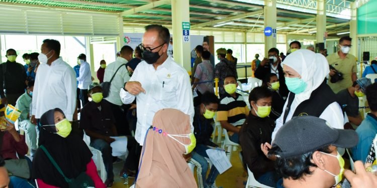 Ditemani Gubernur Jatim, Menperin Agus Pantau Langsung Vaksinasi Pekerja Industri PT Smelting