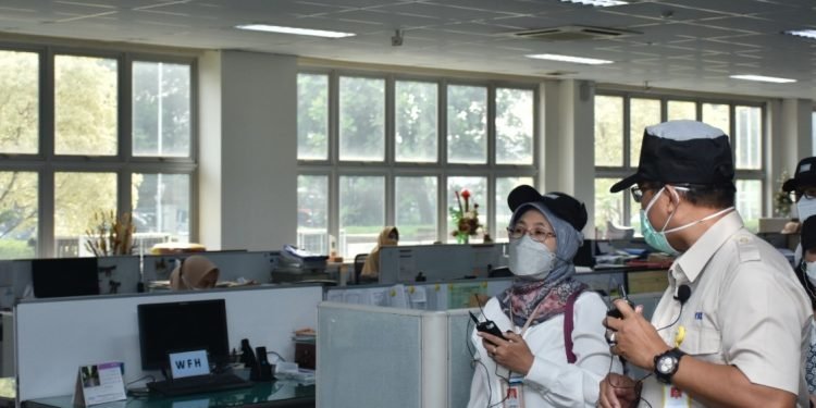 Blusukan ke Dua Pabrik di Cikarang, Kemenperin Pastikan Sektor IKMA Terapkan Prokes Ketat