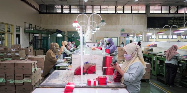 Produsen Pensil dan Alat Musik Lakukan Uji Coba Prokes Saat PPKM