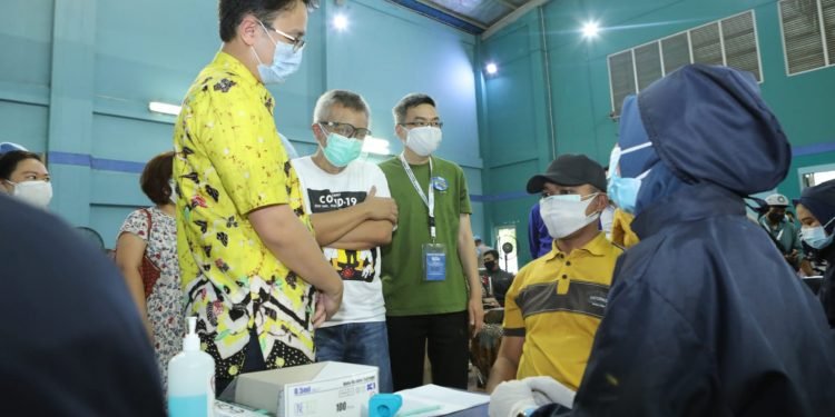 KemenkopUKM, Hippindo, Apindo dan UNIQLO Bergandengan Tangan Gelar Vaksinasi Ribuan UMKM di Tangerang