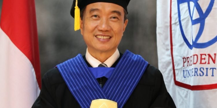 Resmi Diangkat Sebagai Guru Besar Bidang Manajemen Presiden University, Ini Maklumat Prof. Dr. Chairy