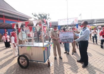 WIKA Serahkan Bantuan Gerobak UMKM Hingga Alkes Terpadu Bagi Penyandang Disabilitas di Jakarta Timur