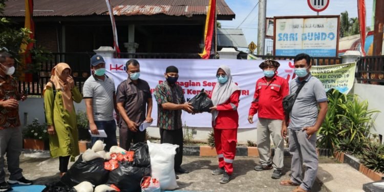 Anak Perusahaan Hutama Karya Salurkan Ratusan Paket Sembako untuk Masyarakat Sekitar Proyek