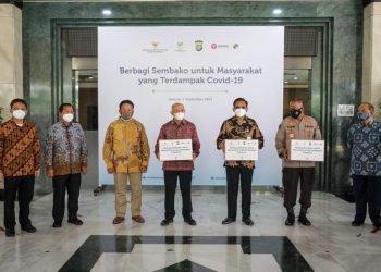 Gandeng Kemensos dan Polda Metro Jaya, KemenkopUKM Bagikan Puluhan Ribu Paket Sembako untuk UMKM Terdampak Pandemi