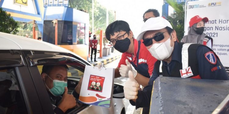 Meriahkan Harpelnas, Hutama Karya Bagikan 800 Uang Elektronik dan Merchandise di Seluruh Ruas Tol