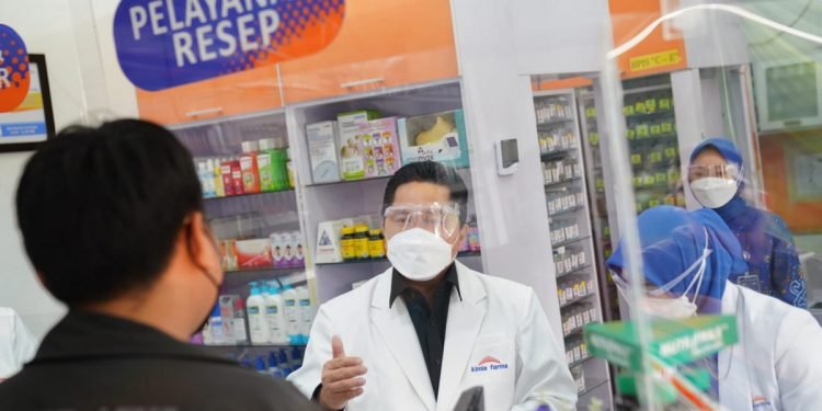 Sidak Langsung Apotek Kimia Farma, Erick Thohir Sampai Layani Langsung Konsumen