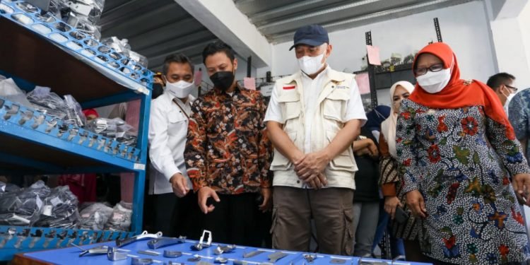 MenKopUKM: Jangan Lagi Impor Alat Kesehatan dan Pertanian