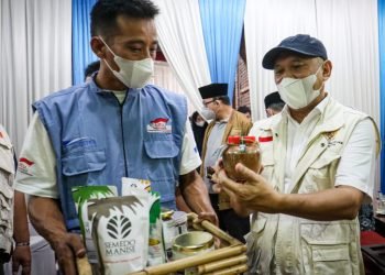 Menteri Teten Ajak 1000 Penyadap Nira Banyumas Berkoperasi Pasarkan Gula Semut