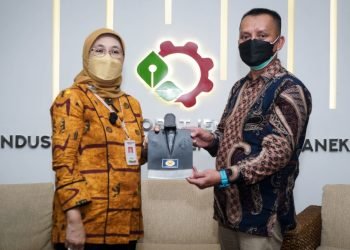 Didorong Masuk e-Katalog, Kemenperin Serahkan SNI Cangkul