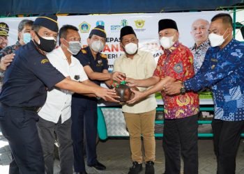 Dongkrak Kinerja Ekspor, MenKopUKM Lepas Pengiriman Mangga Gresik ke Singapura