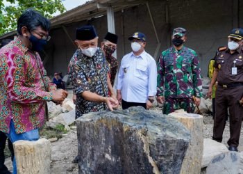 Laris Manis di Pasar Global, MenKopUKM Lepas Ekspor Produk Kerajinan Batu dan Kayu Fosil UKM Tulungagung ke Jerman