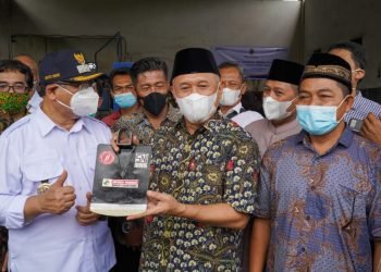 MenKopUKM Teten Masduki Luncurkan Cangkul Merah Putih Berlabel SNI
