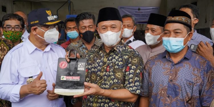 MenKopUKM Teten Masduki Luncurkan Cangkul Merah Putih Berlabel SNI