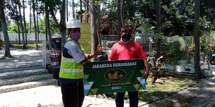 Peduli Penghijauan, Jababeka Beri Bantuan Pertamanan kepada Banjar Suka Duka Hindu Dharma