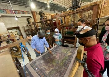 KemenkopUKM Tingkatkan Kualitas Produk dan Pemasaran Tenun Ikat Gianyar