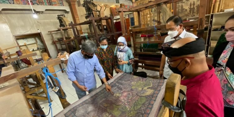 KemenkopUKM Tingkatkan Kualitas Produk dan Pemasaran Tenun Ikat Gianyar