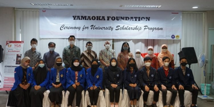Serahkan Beasiswa untuk Mahasiswa IPB dan Unsada, Yamaoka Scholarship Foundation Mempererat Kerja Sama RI dan Jepang