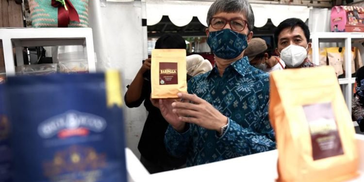 KemenkopUKM Terus Perkuat Daya Saing Produk UMKM Lewat Akses Pasar dan Promosi di Area Infrastruktur Publik