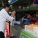 Didampingi Ibu Iriana, Presiden Jokowi Salurkan Bansos  di Sejumlah Pasar di Surakarta