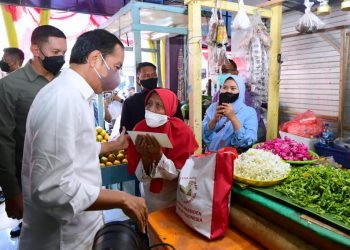 Tiba di Jatim, Presiden Jokowi Bagikan Bansos di Pasar Pucang Anom