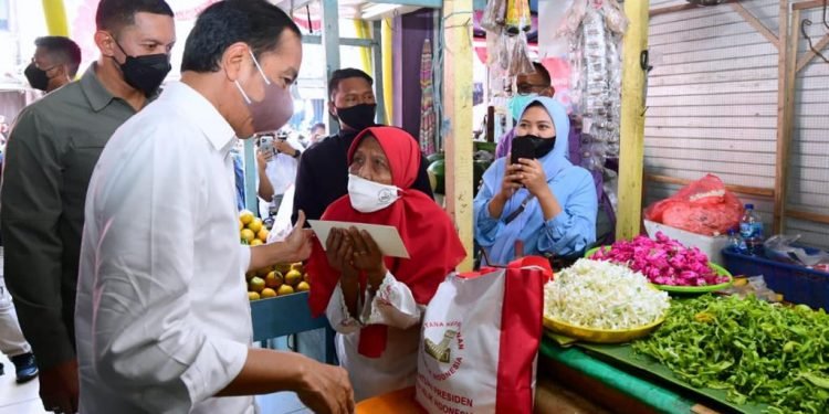Tiba di Jatim, Presiden Jokowi Bagikan Bansos di Pasar Pucang Anom