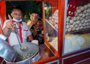Jalankan Perintah Jokowi, Menteri Teten Siap Bawa Pedagang Mie Bakso Onboarding Digital