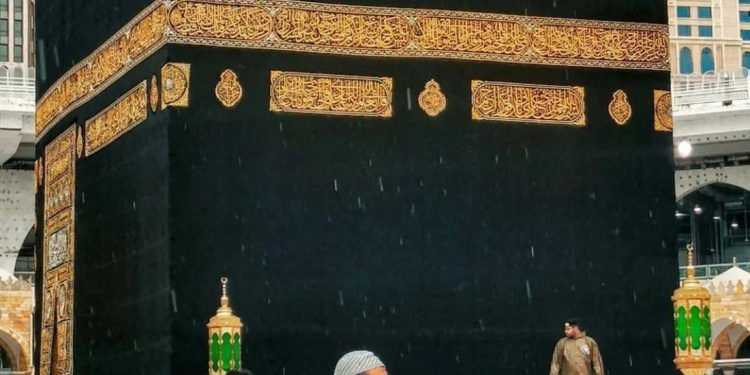 Uni-Charm Indonesia Sponsori Buku Panduan Jamaah Haji Hingga Bagikan Popok Dewasa Lifree Pants