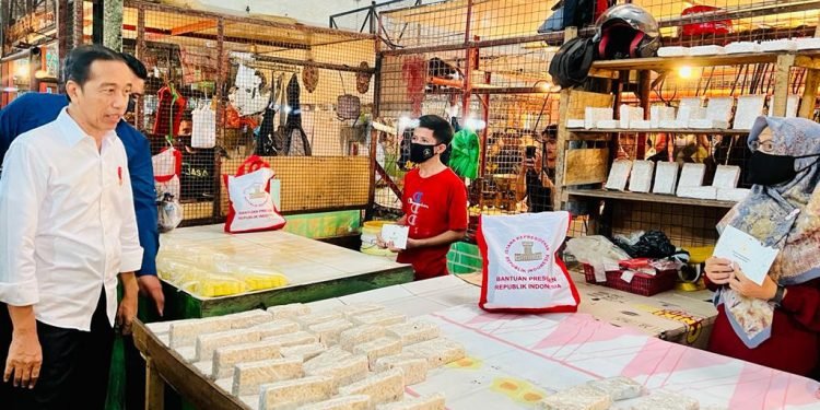 Jelang Nataru, Presiden Cek Harga di Pasar Cigombong