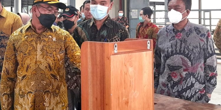 Cetak SDM Industri Furnitur, Menko PMK Apresiasi Politeknik Kemenperin di Kendal