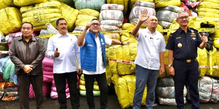 Menteri Teten Usul Pelabuhan Khusus Pakaian Impor di Sorong, Papua