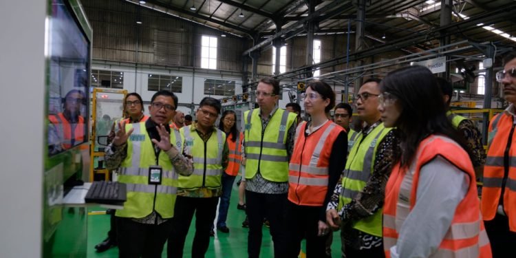 Bos Schneider Electric Kunjungi Dua Fasilitas Produksi di Indonesia Dukung Pengembangan Energi Terbarukan