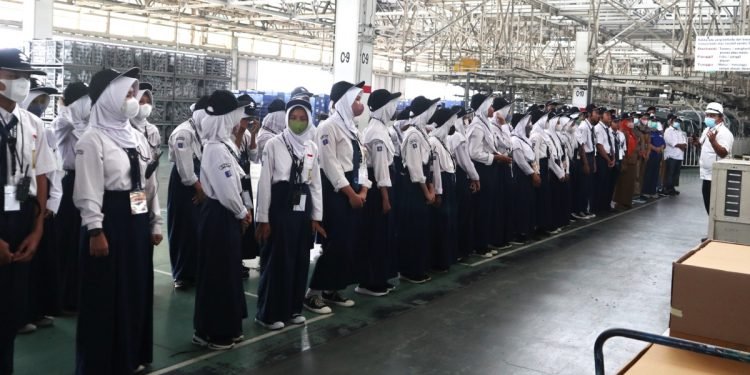Suzuki Ajak Pelajar di Kabupaten Bekasi Lihat Langsung Pelaksanaan Kerja di Pabrik