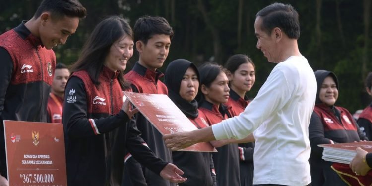 Presiden Jokowi Serahkan Bonus Atlet Peraih Medali di SEA Games Kamboja, Totalnya Ratusan Miliar Rupiah