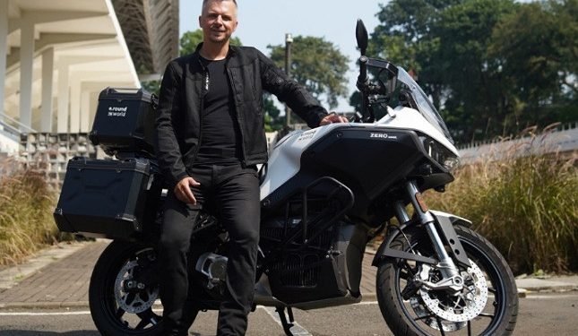 Demonstrasikan Potensi Motor Listrik Lewat Touring Keliling Dunia Ala Roman Nedielka