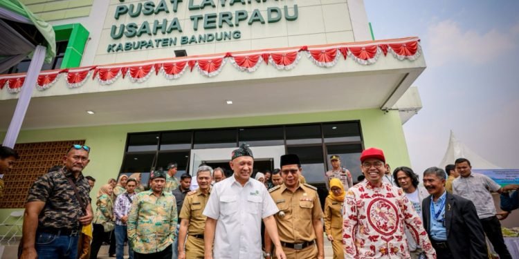 Dongkrak UMKM Naik Kelas, MenKopUKM Resmikan PLUT – KUMKM di Kabupaten Bandung