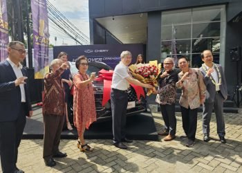 Chairman Chery Automobile Serahkan Unit Tiggo 8 Pro ke Konsumen