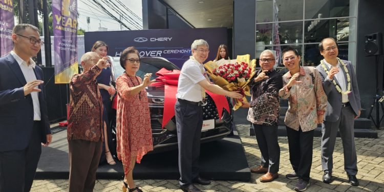 Chairman Chery Automobile Serahkan Unit Tiggo 8 Pro ke Konsumen