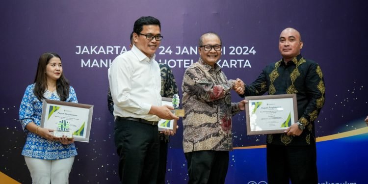 KemenKopUKM Berikan Penghargaan pada 3 Satker dengan Nilai IKPA Terbaik