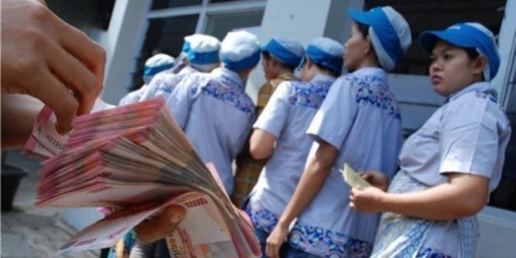 Tanggapi Keputusan MK, Guru Besar UGM Sebut Kenaikan Upah Harus Dibarengi Peningkatan Produktivitas Pekerja