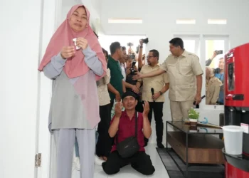 Menteri Arra Serahkan Rumah untuk Keluarga Almarhum Affan di Pesona Kahuripan, Bogor