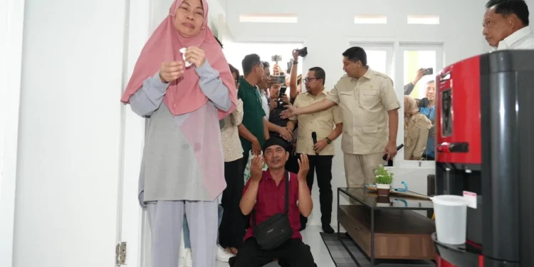 Menteri Arra Serahkan Rumah untuk Keluarga Almarhum Affan di Pesona Kahuripan, Bogor