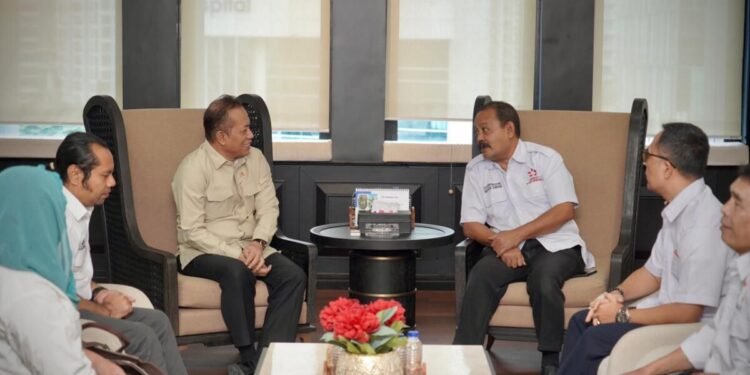 2 Juta Warung Gulung Tikar? Menkop & APKLI Bongkar Dampak Ritel Modern, Aturan 500 Meter Terancam Direvisi!