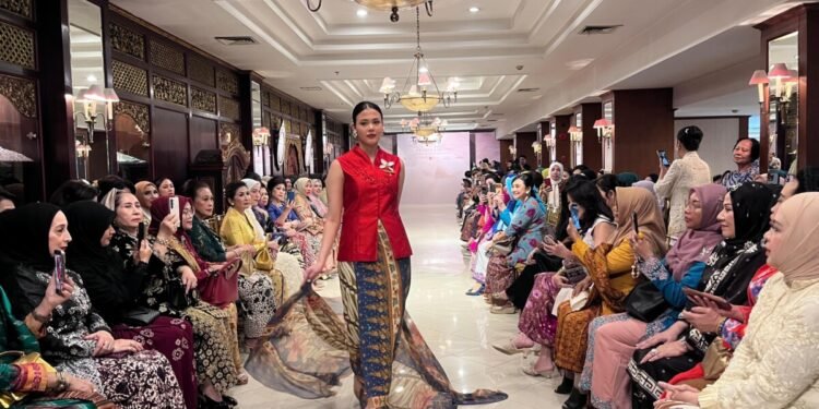 Prabhā Kartini” Bikin Terpukau! Kolaborasi Batik Danar Hadi & Kebayaku Ini Angkat Warisan Jadi Tren Masa Depan